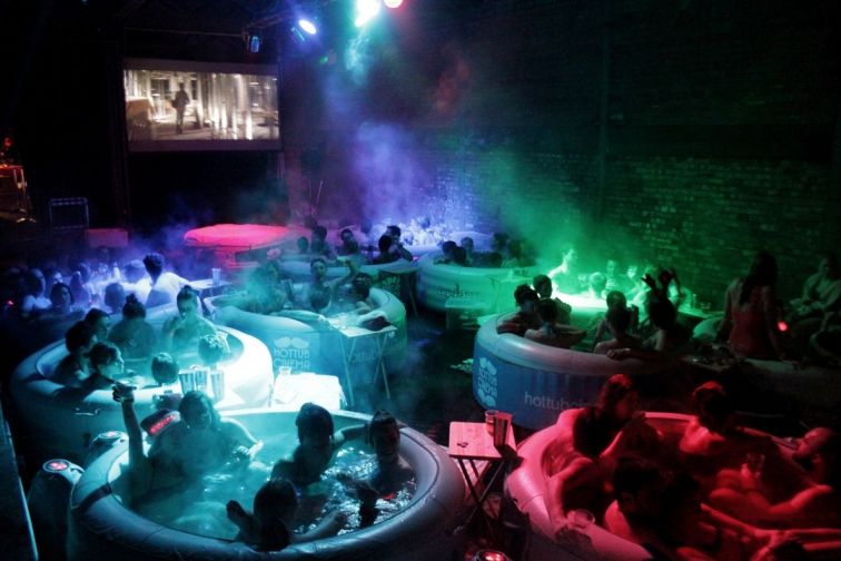 Hot tub movie club, киноклуб с джакузи в Амстердаме, кино в джакузи