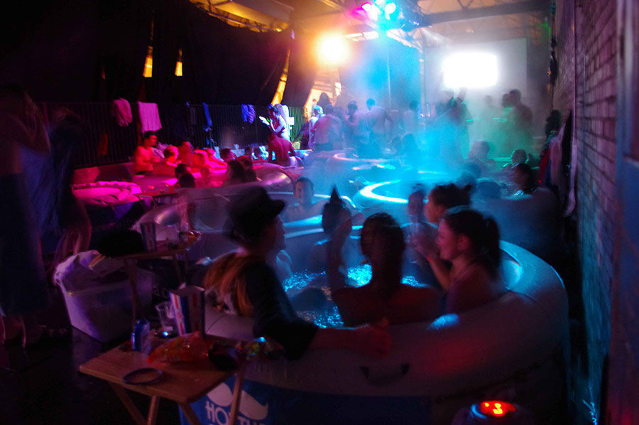 Hot tub movie club, киноклуб с джакузи в Амстердаме, кино в джакузи