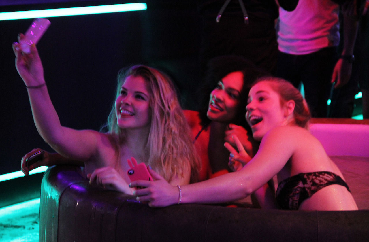 Hot tub movie club, киноклуб с джакузи в Амстердаме, кино в джакузи