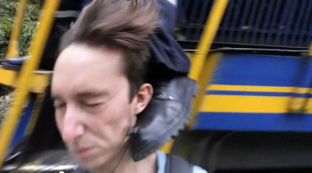 Почему никогда не стоит фотографироваться рядом с проезжающим поездом Машинист ударил ногой, возле железной дороги, ударил ногой фотографа поезд