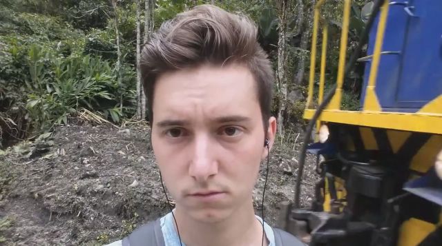 Почему никогда не стоит фотографироваться рядом с проезжающим поездом Машинист ударил ногой, возле железной дороги, ударил ногой фотографа поезд