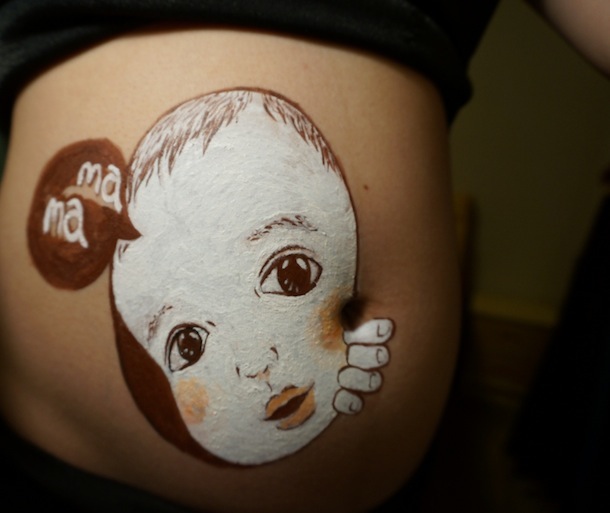 китаянка рисует на животе, беременная рисует на животе, Ло Цяньси  Luo Qianxi