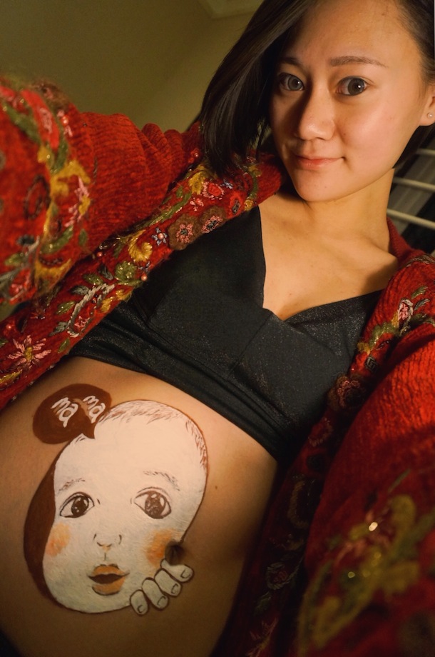 китаянка рисует на животе, беременная рисует на животе, Ло Цяньси  Luo Qianxi