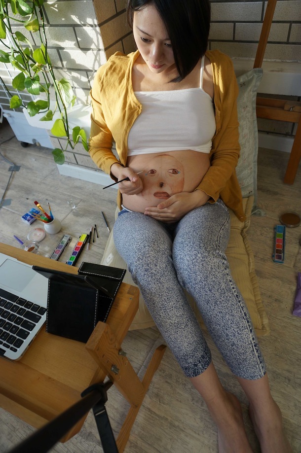 китаянка рисует на животе, беременная рисует на животе, Ло Цяньси  Luo Qianxi