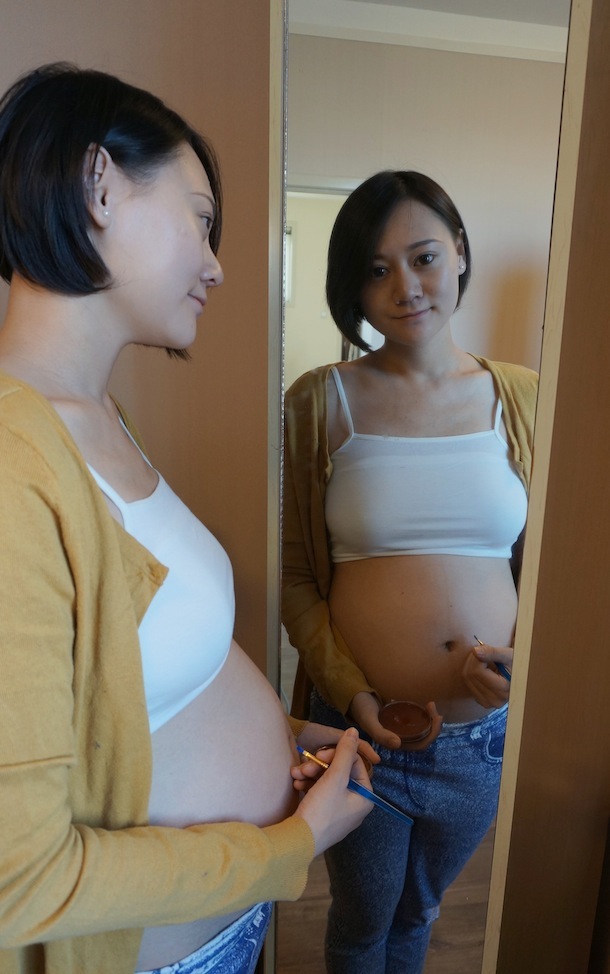 китаянка рисует на животе, беременная рисует на животе, Ло Цяньси  Luo Qianxi