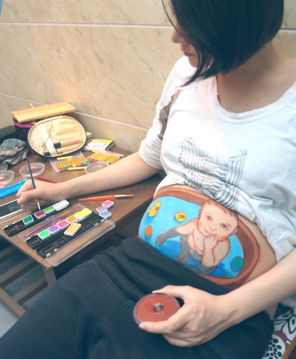 китаянка рисует на животе, беременная рисует на животе, Ло Цяньси  Luo Qianxi