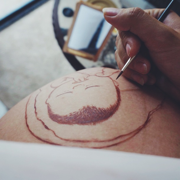 китаянка рисует на животе, беременная рисует на животе, Ло Цяньси  Luo Qianxi