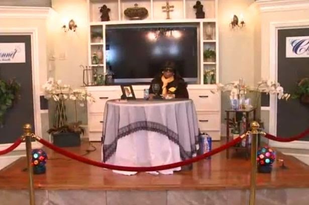 Дочери устроили прощальную вечеринку для покойной матери, Мириам Бербанк, вечеринка с покойницей, 