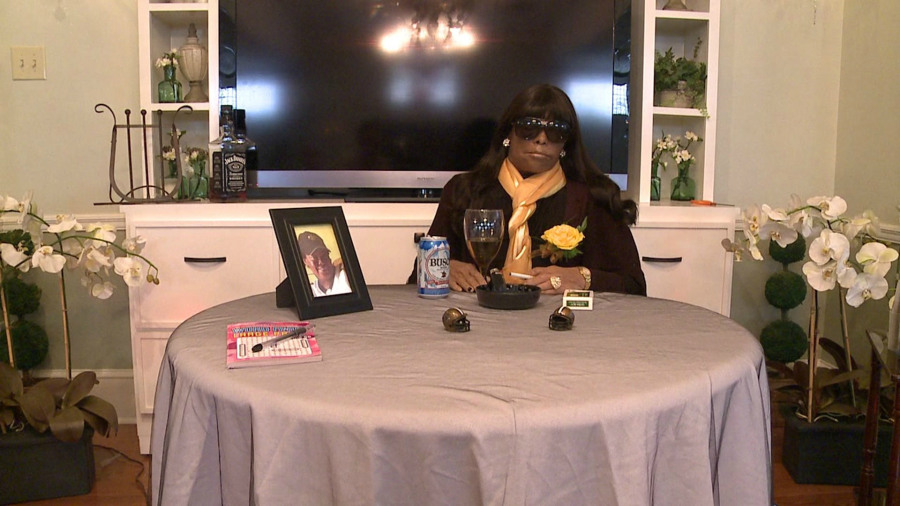 Дочери устроили прощальную вечеринку для покойной матери, Мириам Бербанк, вечеринка с покойницей, 