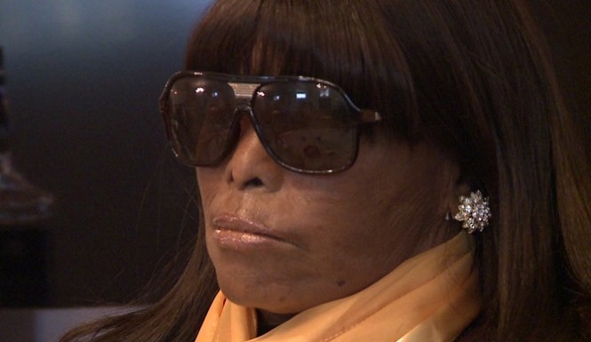 Дочери устроили прощальную вечеринку для покойной матери, Мириам Бербанк, вечеринка с покойницей, 