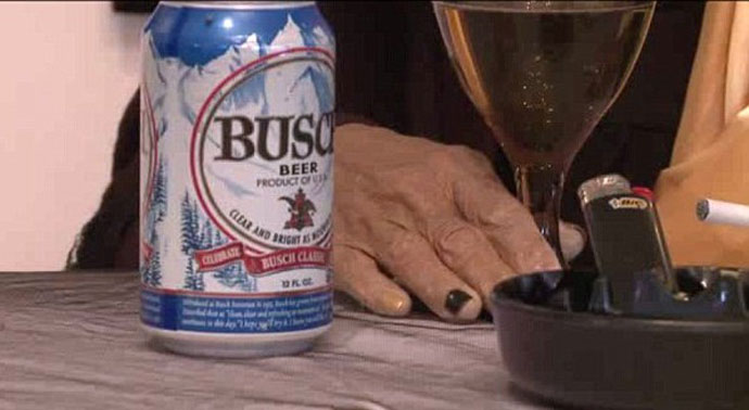 Дочери устроили прощальную вечеринку для покойной матери, Мириам Бербанк, вечеринка с покойницей, 