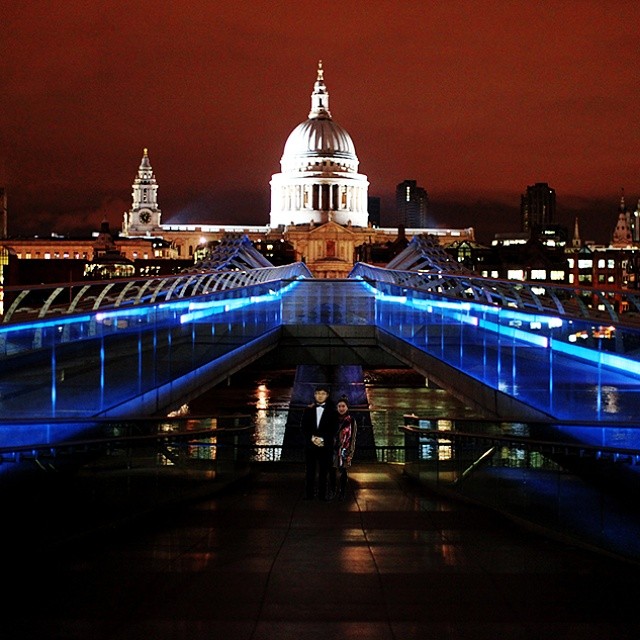 дочь с картонной фигурой отца, девушка путешествие отец из картона, путешествует по миру с картонной фигурой, Джинны Янг, Jinna Yang