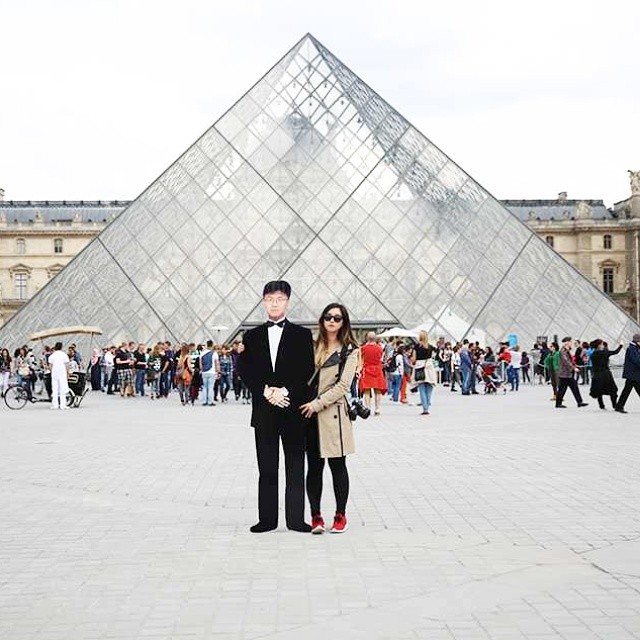 дочь с картонной фигурой отца, девушка путешествие отец из картона, путешествует по миру с картонной фигурой, Джинны Янг, Jinna Yang