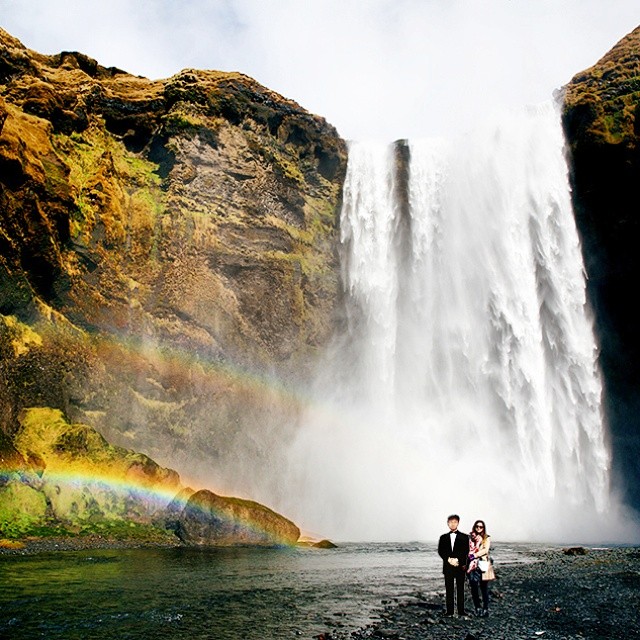 дочь с картонной фигурой отца, девушка путешествие отец из картона, путешествует по миру с картонной фигурой, Джинны Янг, Jinna Yang