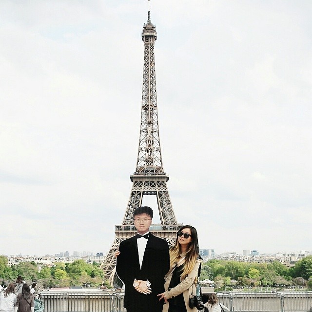 дочь с картонной фигурой отца, девушка путешествие отец из картона, путешествует по миру с картонной фигурой, Джинны Янг, Jinna Yang