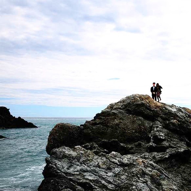 дочь с картонной фигурой отца, девушка путешествие отец из картона, путешествует по миру с картонной фигурой, Джинны Янг, Jinna Yang