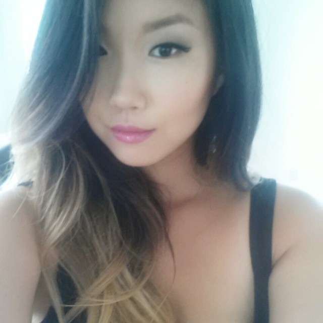 дочь с картонной фигурой отца, девушка путешествие отец из картона, путешествует по миру с картонной фигурой, Джинны Янг, Jinna Yang