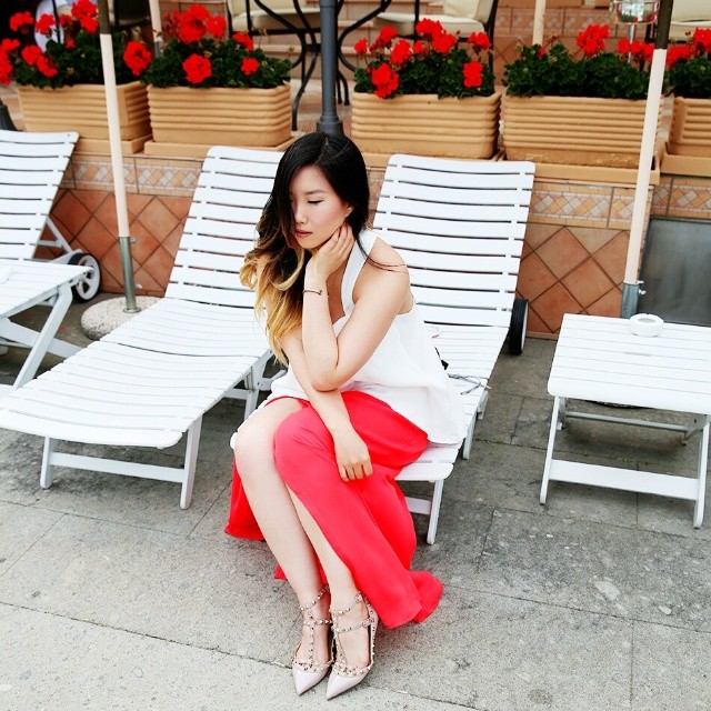 дочь с картонной фигурой отца, девушка путешествие отец из картона, путешествует по миру с картонной фигурой, Джинны Янг, Jinna Yang