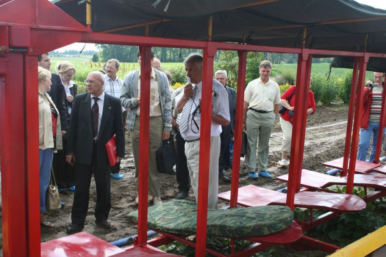 комбайн придуманный в Белоруссии, кобайн собирают руками лежа, уборочная техника Беларусь