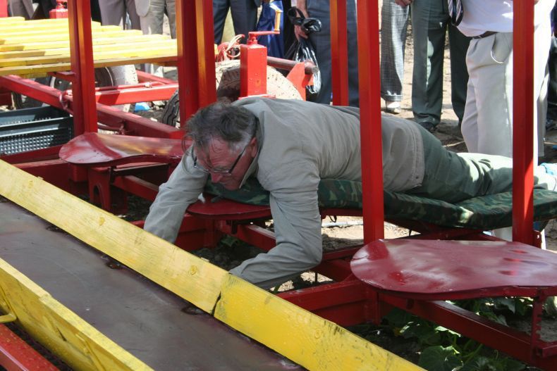 комбайн придуманный в Белоруссии, кобайн собирают руками лежа, уборочная техника Беларусь