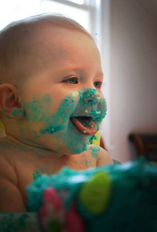 Дети, которые точно знают, как надо правильно есть торт дети едят торт, смешные дети торт, дети размазали торт