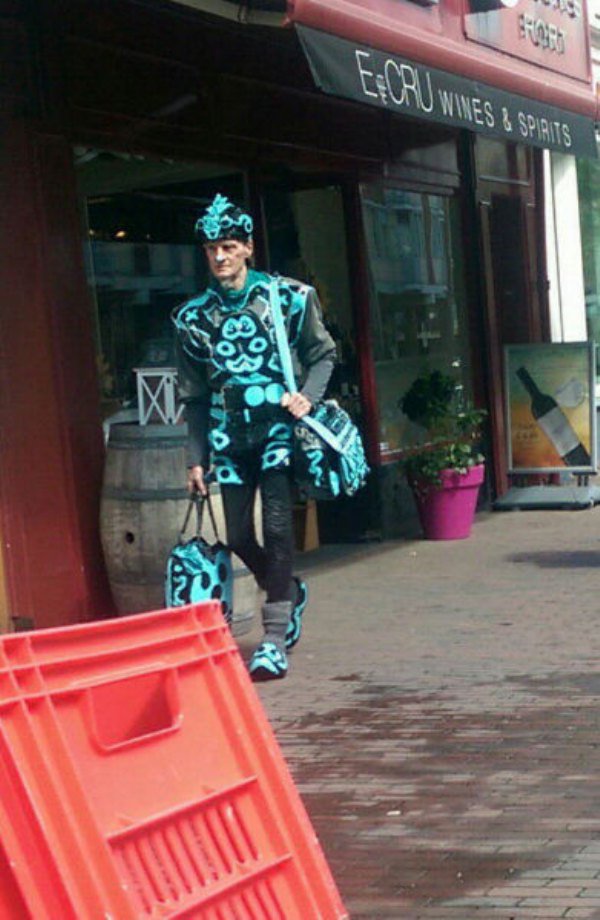 горе-модники, чудаки на улицах города, нелепые наряды