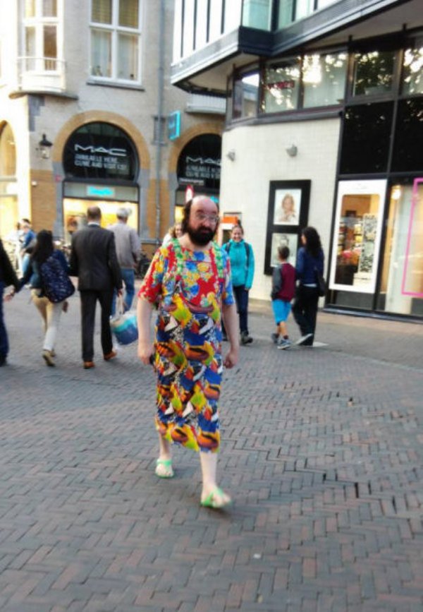 горе-модники, чудаки на улицах города, нелепые наряды