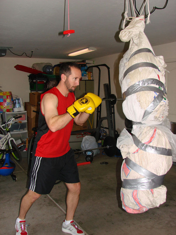 после развода отыгрался на свадебном платье, после развода поиздевался над свадебным платьем