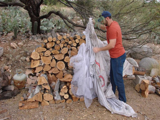 после развода отыгрался на свадебном платье, после развода поиздевался над свадебным платьем