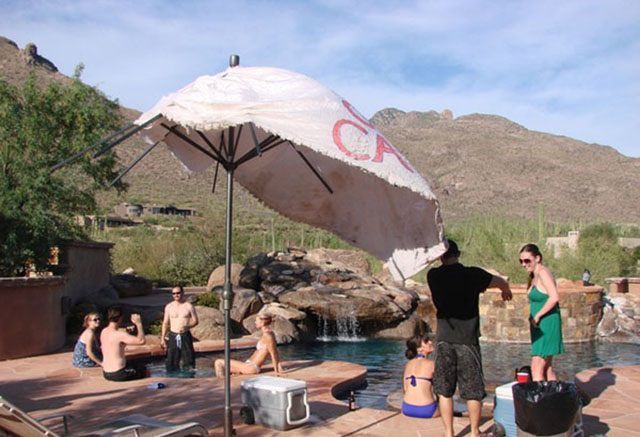 после развода отыгрался на свадебном платье, после развода поиздевался над свадебным платьем