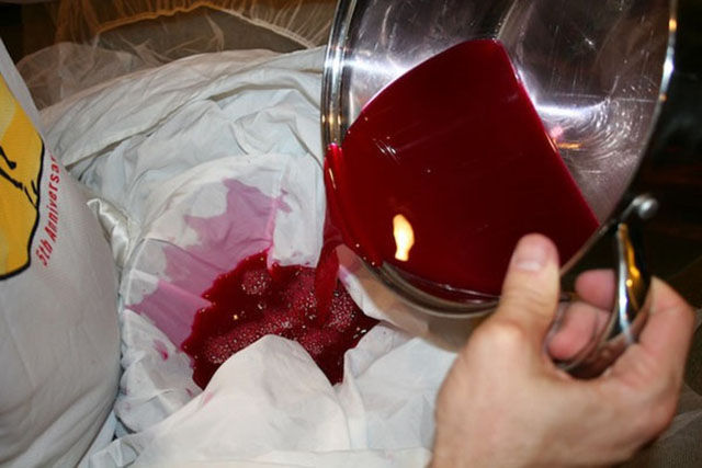 после развода отыгрался на свадебном платье, после развода поиздевался над свадебным платьем