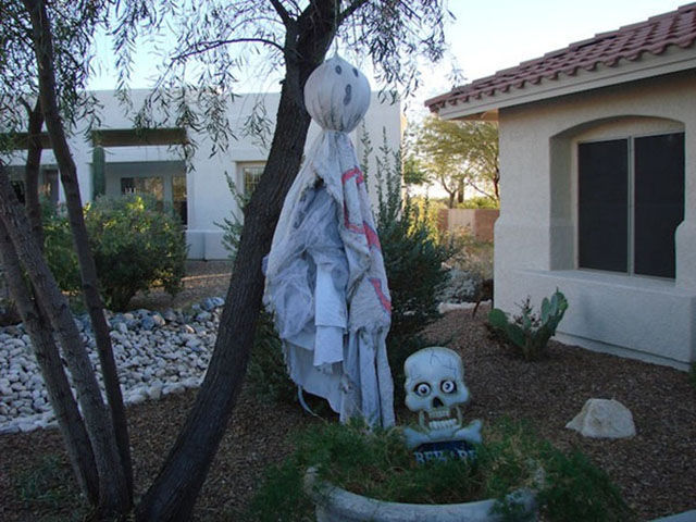 после развода отыгрался на свадебном платье, после развода поиздевался над свадебным платьем