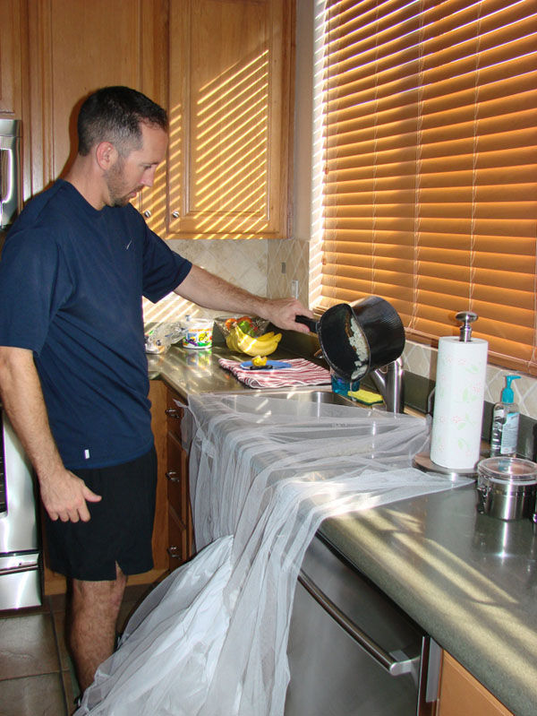 после развода отыгрался на свадебном платье, после развода поиздевался над свадебным платьем