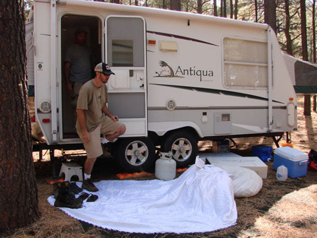 после развода отыгрался на свадебном платье, после развода поиздевался над свадебным платьем