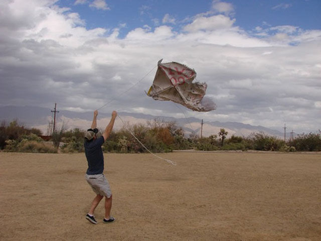 после развода отыгрался на свадебном платье, после развода поиздевался над свадебным платьем