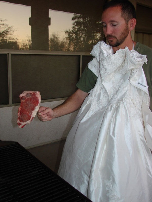 после развода отыгрался на свадебном платье, после развода поиздевался над свадебным платьем