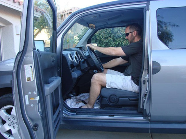 после развода отыгрался на свадебном платье, после развода поиздевался над свадебным платьем