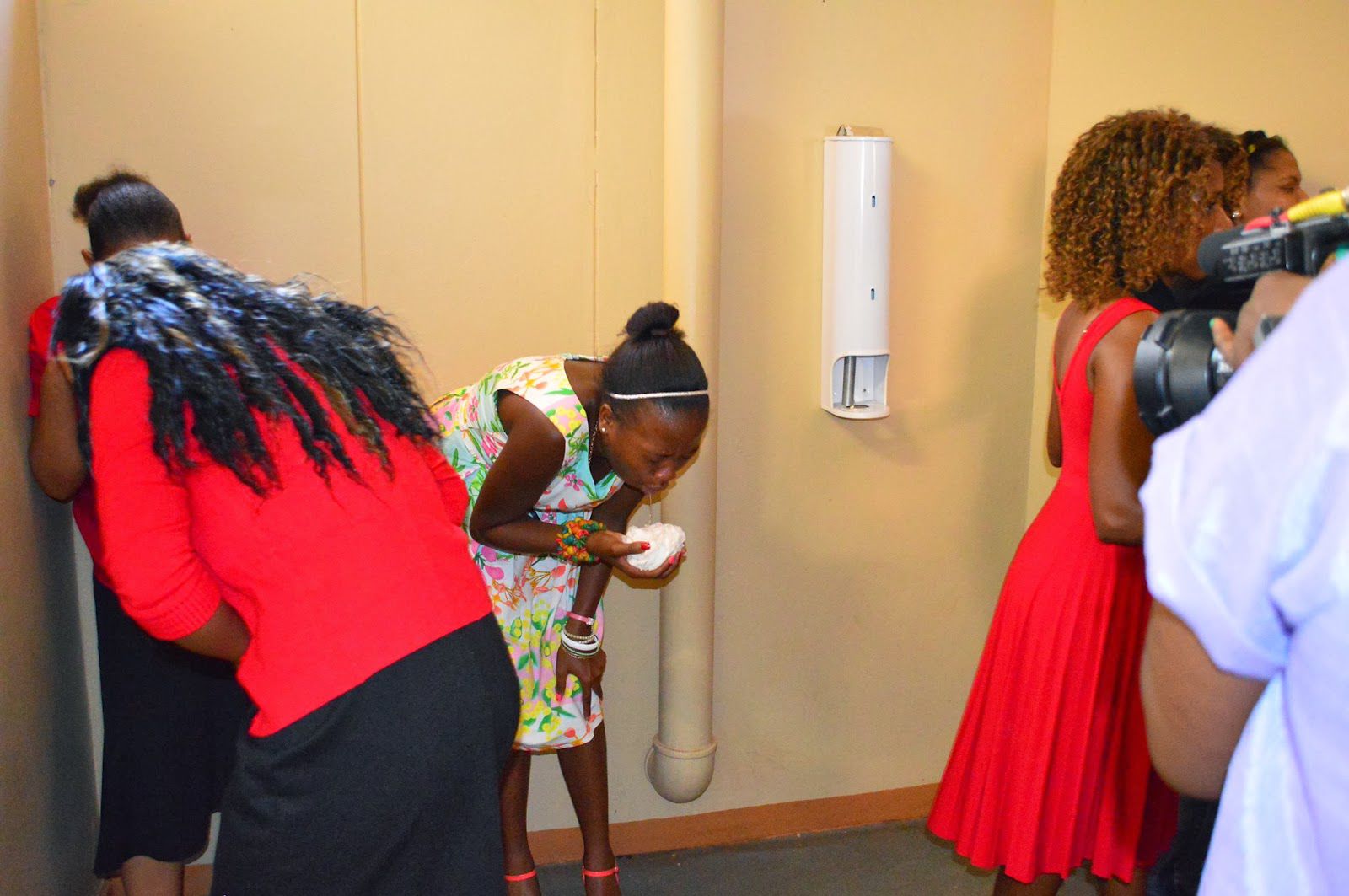 Южноафриканский пастор, Лесего Даниель,Lesego Daniel, приказал прихожанам, есть траву