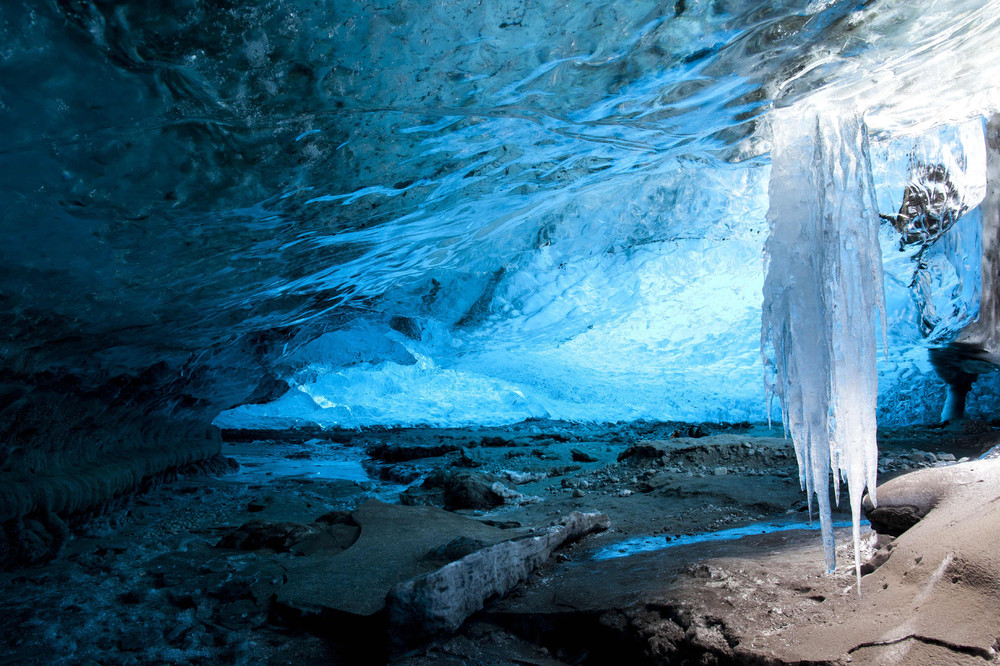 Внутри хрустальной ледяной пещеры в Исландии.