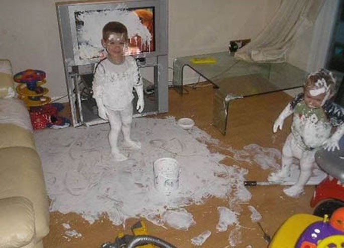 дети шалят, уничтожено детьми, маленькие хулиганы