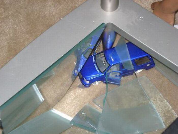 дети шалят, уничтожено детьми, маленькие хулиганы