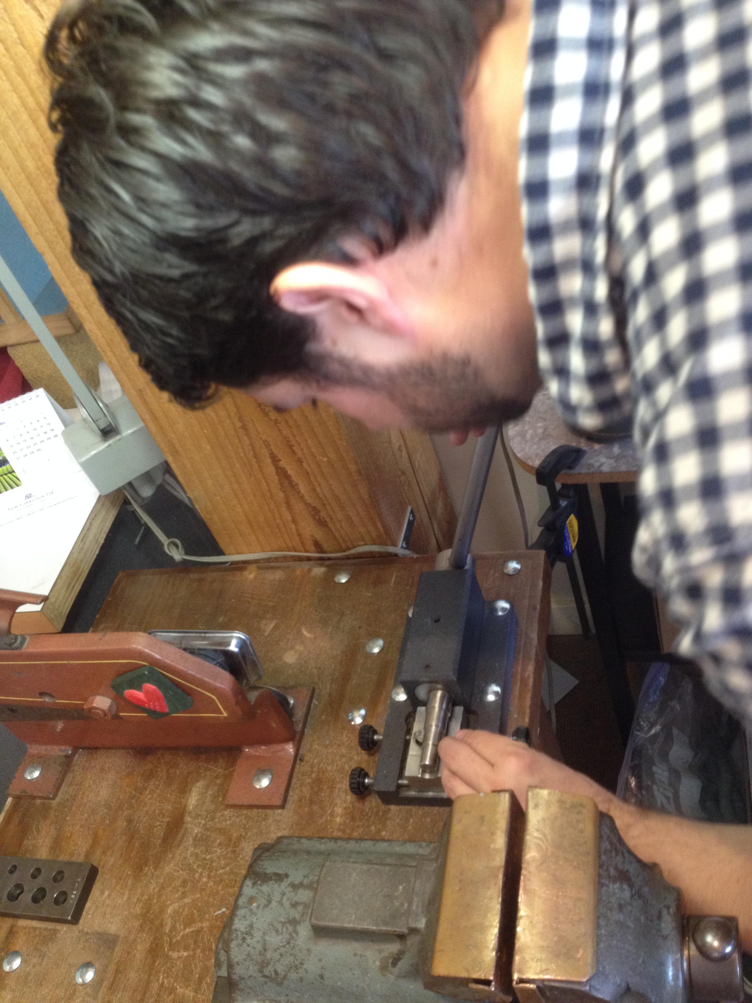 Влюбленная пара решила сделать себе свадебные кольца из белого золота своими руками сделали себе кольца из белого золота, пара кольца своими руками, сделали к свадьбе кольца