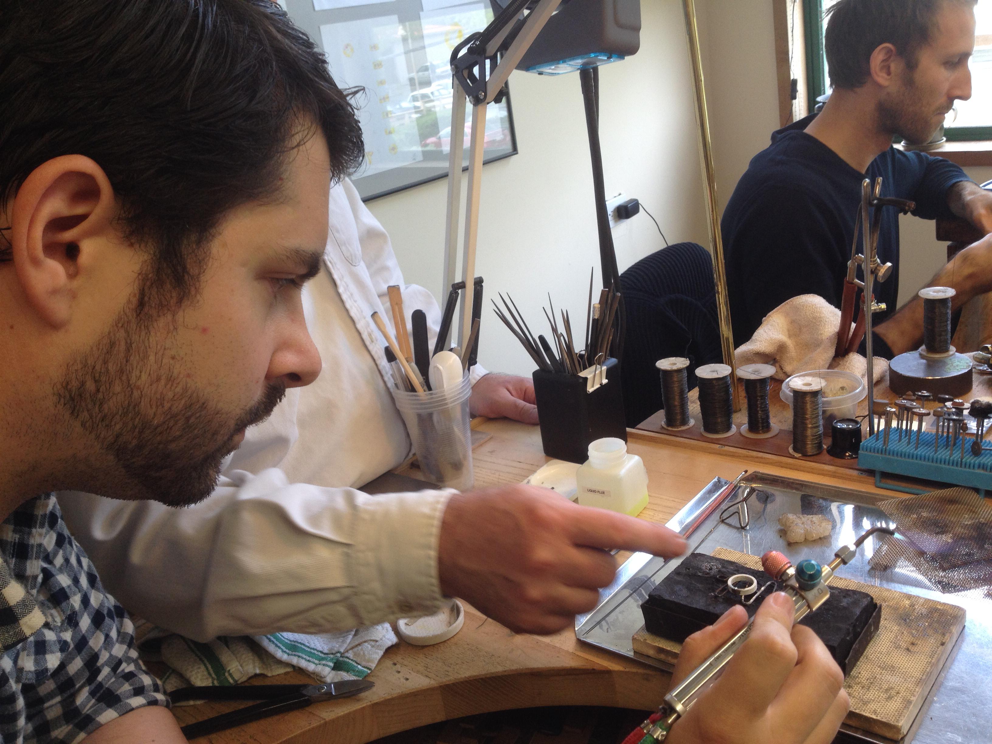 Влюбленная пара решила сделать себе свадебные кольца из белого золота своими руками сделали себе кольца из белого золота, пара кольца своими руками, сделали к свадьбе кольца