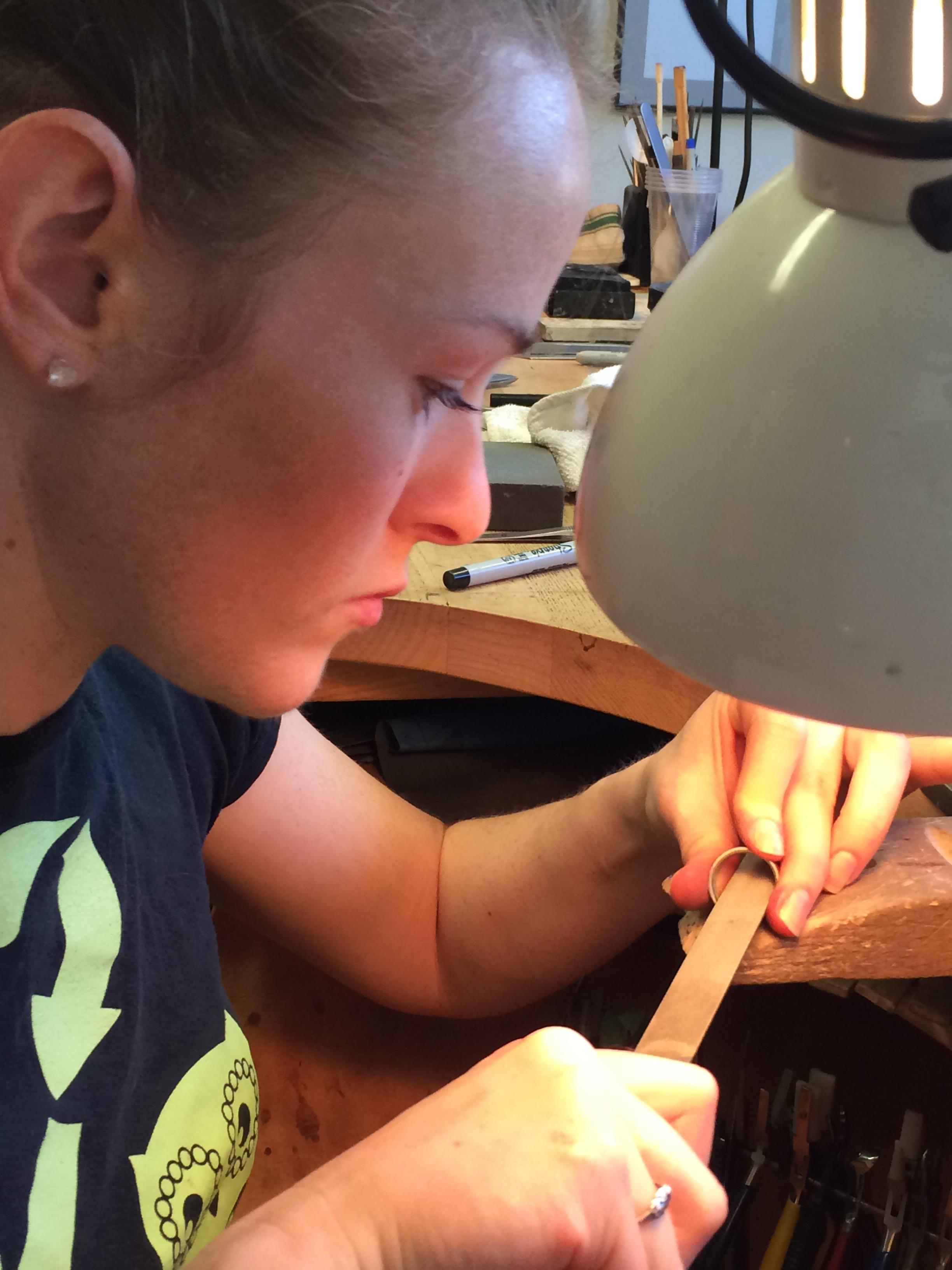 Влюбленная пара решила сделать себе свадебные кольца из белого золота своими руками сделали себе кольца из белого золота, пара кольца своими руками, сделали к свадьбе кольца