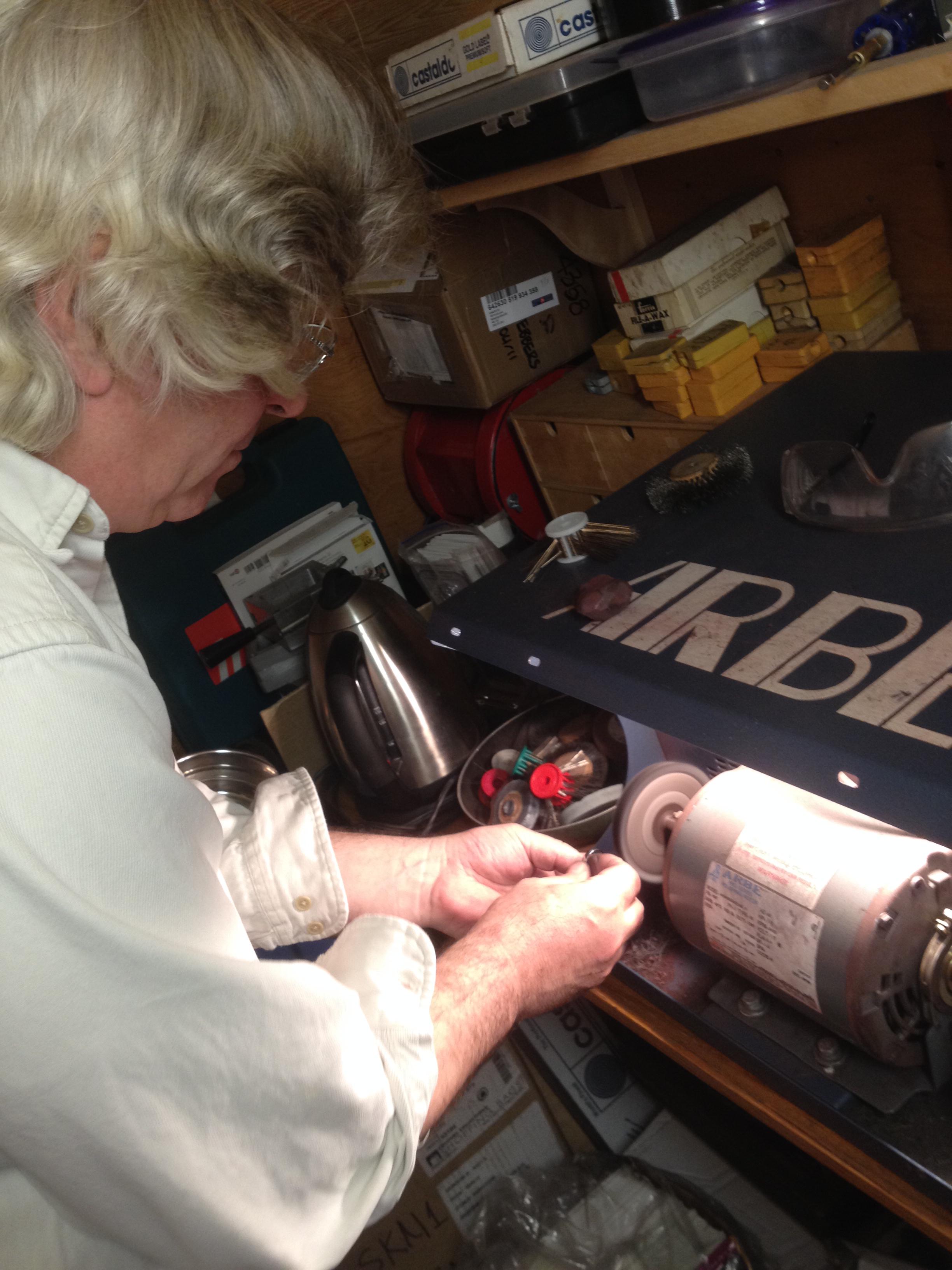 Влюбленная пара решила сделать себе свадебные кольца из белого золота своими руками сделали себе кольца из белого золота, пара кольца своими руками, сделали к свадьбе кольца