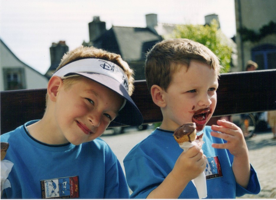 взрослые воссоздают детские снимки, взрослые повторяют свои старые снимки