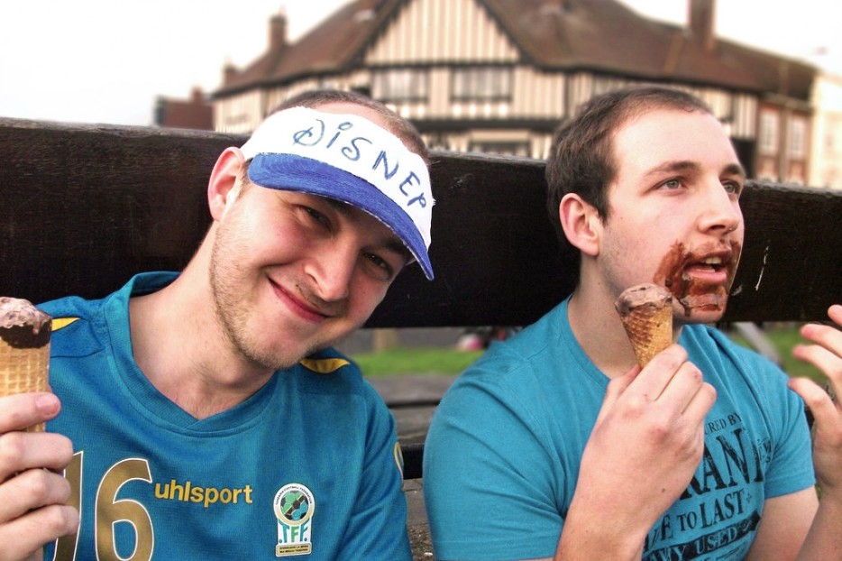 взрослые воссоздают детские снимки, взрослые повторяют свои старые снимки