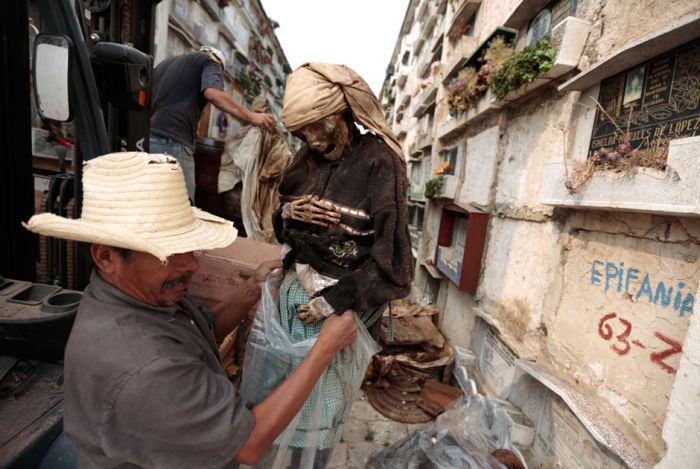 Гватемала ломают могилы, Гватемала эксгумируют тела из склепов, Гватемала достают трупы из могил