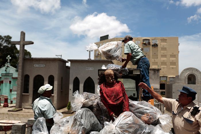 Гватемала ломают могилы, Гватемала эксгумируют тела из склепов, Гватемала достают трупы из могил