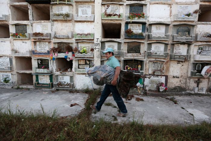 Гватемала ломают могилы, Гватемала эксгумируют тела из склепов, Гватемала достают трупы из могил